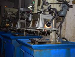 Porous drilling machine, porous tapping machine